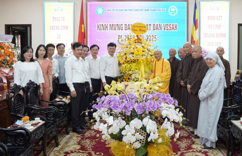 Công an TP Huế chúc mừng Đại lễ Phật đản năm 2025 -0