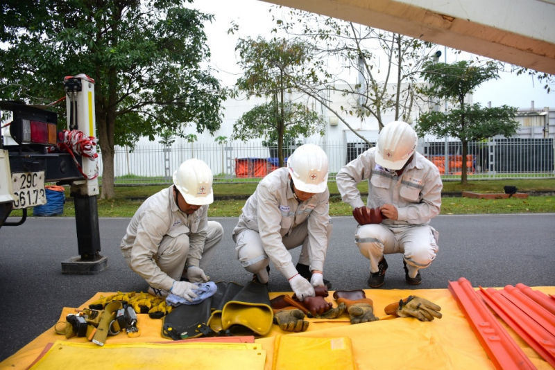 Đội sửa chữa điện nóng – Hotline của EVNHANOI -0