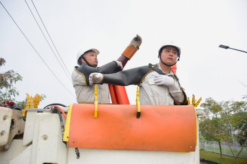 Đội sửa chữa điện nóng – Hotline của EVNHANOI -0