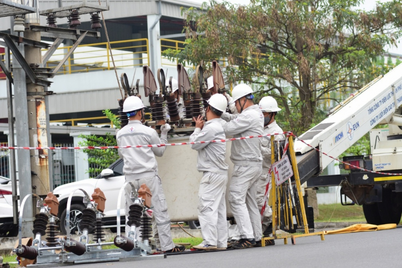 Đội sửa chữa điện nóng – Hotline của EVNHANOI -0