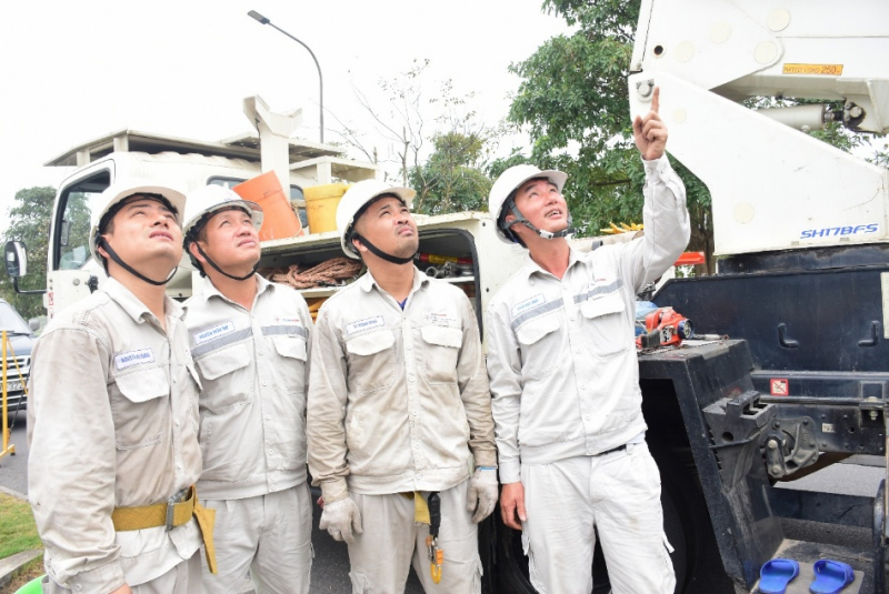 Đội sửa chữa điện nóng – Hotline của EVNHANOI -0