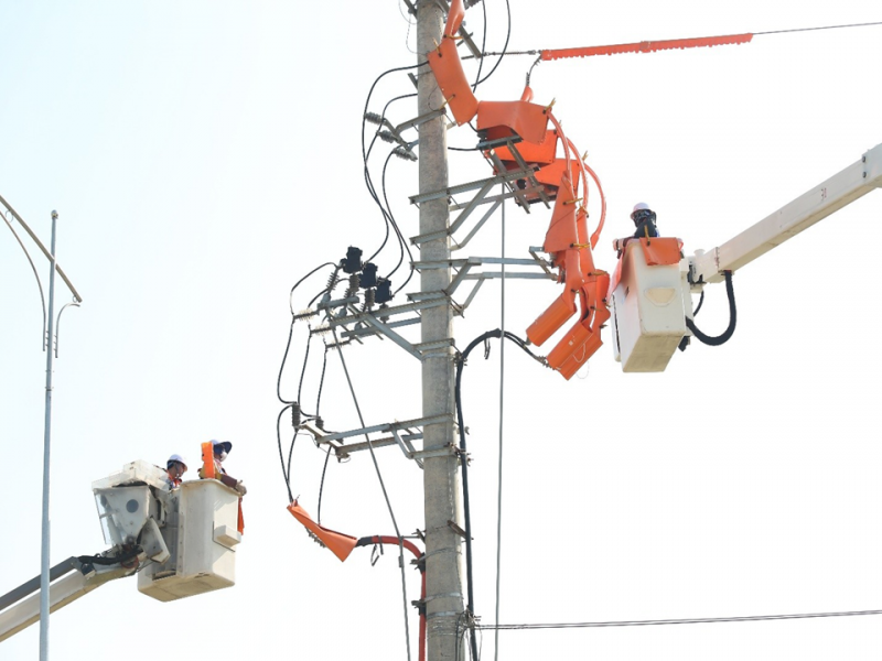 đội hotline thực hiện sửa chữa, khắc phục khiếm khuyết, đấu nối đường dây.png -0