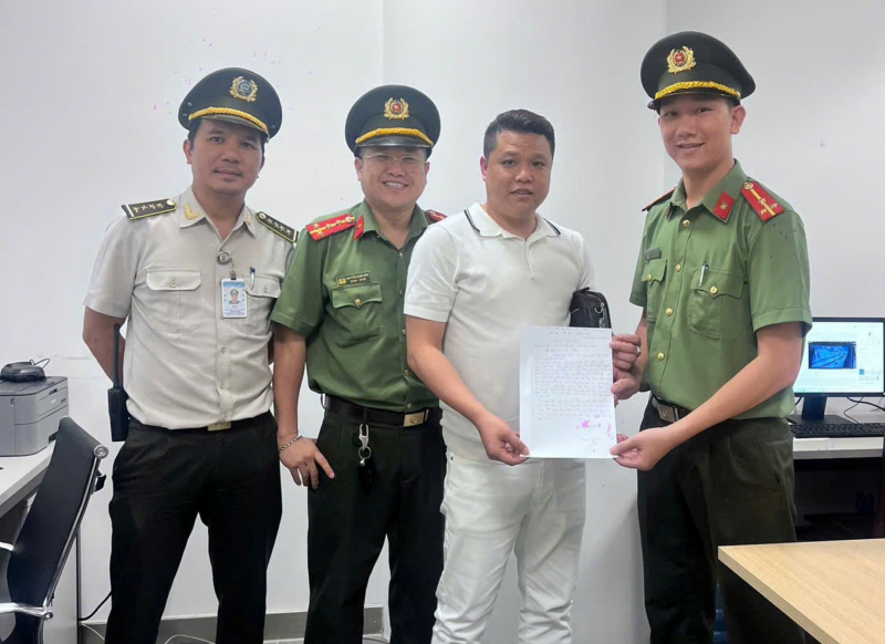 Cán bộ An ninh Hàng không giúp du khách tìm lại túi xách thất lạc -0