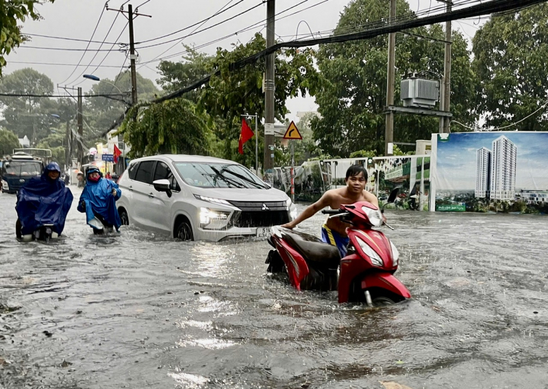 Cuộc sống đảo lộn sau cơn mưa lớn sáng 10/5 tại TP Hồ Chí Minh -2
