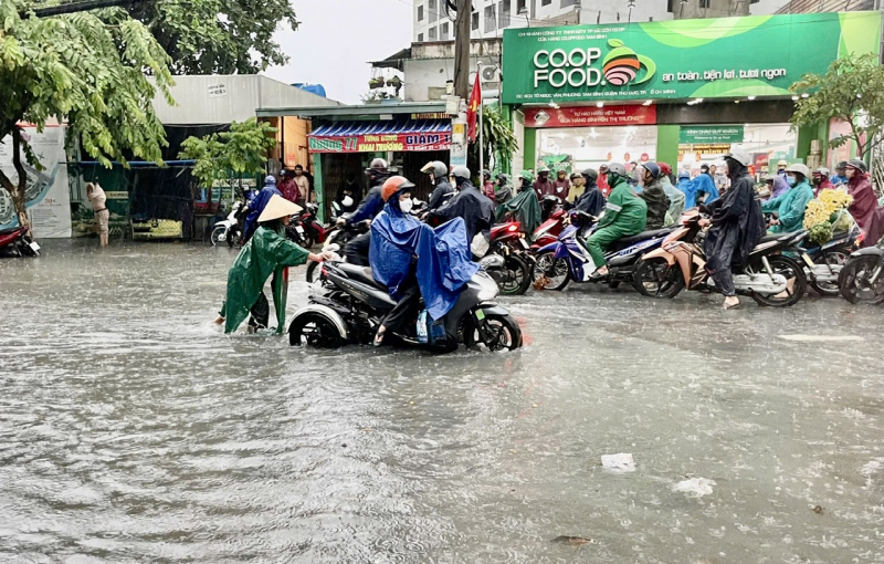 Cuộc sống đảo lộn sau cơn mưa lớn sáng 10/5 tại TP Hồ Chí Minh -3