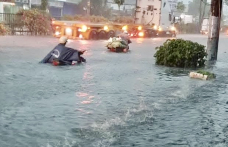 Cuộc sống đảo lộn sau cơn mưa lớn sáng 10/5 tại TP Hồ Chí Minh -4