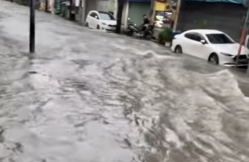 Cuộc sống đảo lộn sau cơn mưa lớn sáng 10/5 tại TP Hồ Chí Minh -7