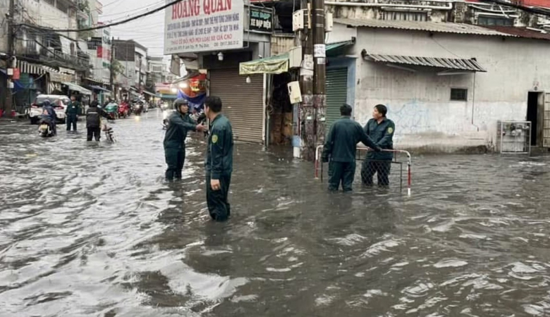 Cuộc sống đảo lộn sau cơn mưa lớn sáng 10/5 tại TP Hồ Chí Minh -8