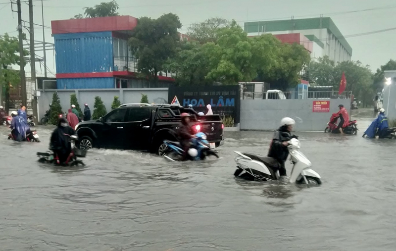 Cuộc sống đảo lộn sau cơn mưa lớn sáng 10/5 tại TP Hồ Chí Minh -9