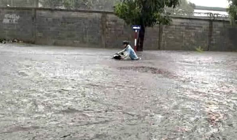 Cuộc sống đảo lộn sau cơn mưa lớn sáng 10/5 tại TP Hồ Chí Minh -0