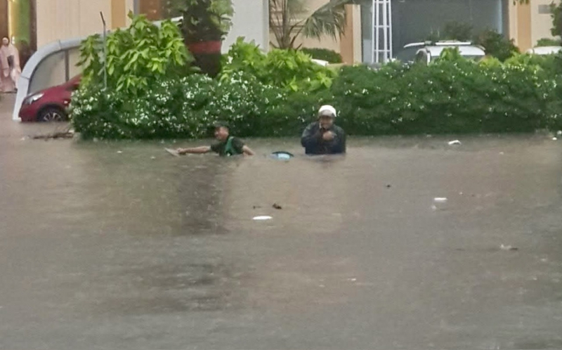 Cuộc sống đảo lộn sau cơn mưa lớn sáng 10/5 tại TP Hồ Chí Minh -2