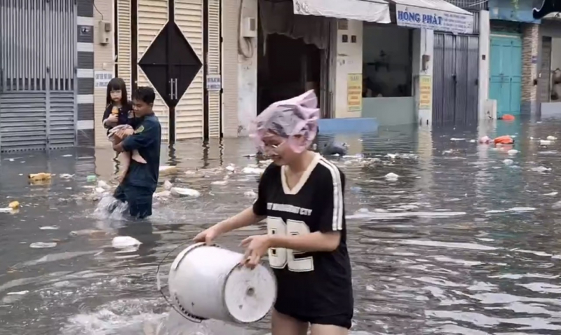 Cuộc sống đảo lộn sau cơn mưa lớn sáng 10/5 tại TP Hồ Chí Minh -3