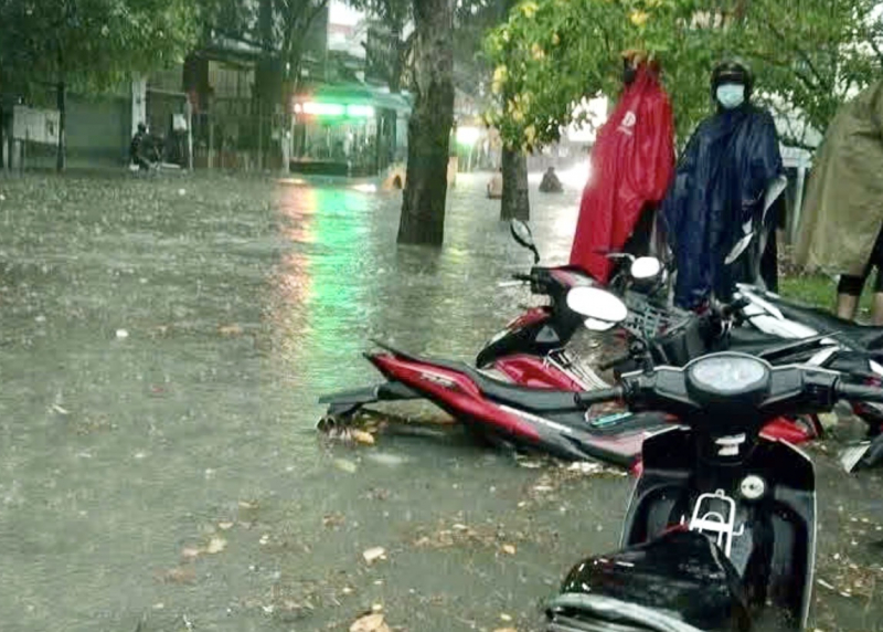 Cuộc sống đảo lộn sau cơn mưa lớn sáng 10/5 tại TP Hồ Chí Minh -4