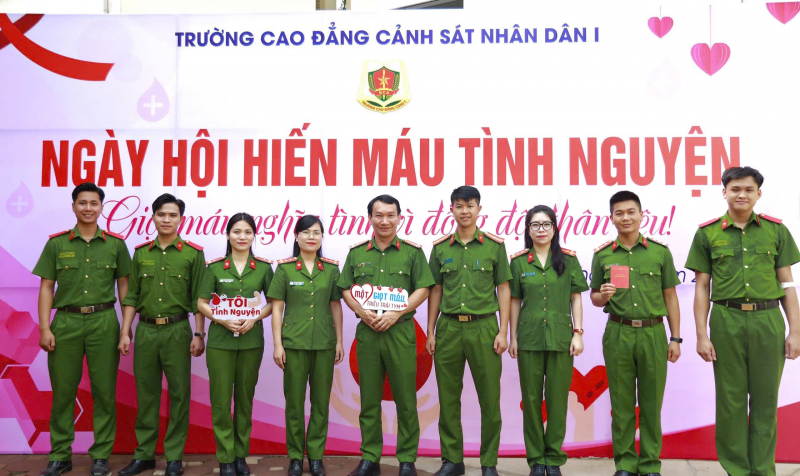 1.000 cán bộ, học viên Cao đẳng Cảnh sát nhân dân I tham gia hiến máu -0
