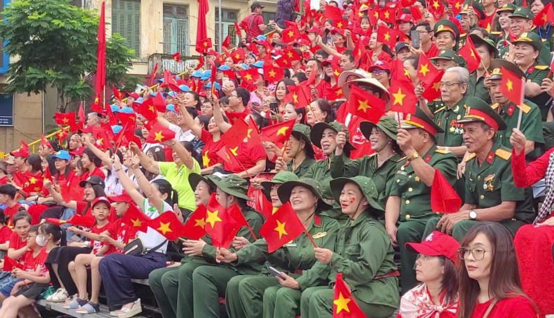 Hàng vạn người đội mưa xem duyệt đội ngũ, diễu hành chào mừng Ngày giải phóng Hải Phòng -0