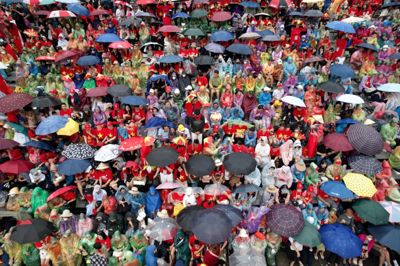 Hàng vạn người đội mưa xem duyệt đội ngũ, diễu hành chào mừng Ngày giải phóng Hải Phòng -0