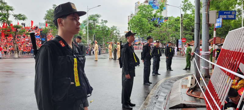 Hàng vạn người đội mưa xem duyệt đội ngũ, diễu hành chào mừng Ngày giải phóng Hải Phòng -0