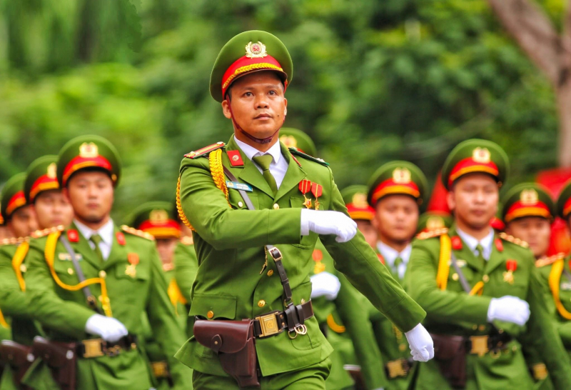 Hàng vạn người đội mưa xem duyệt đội ngũ, diễu hành chào mừng Ngày giải phóng Hải Phòng -0