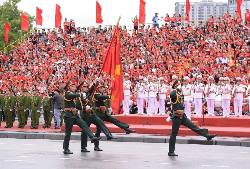 Hàng vạn người đội mưa xem duyệt đội ngũ, diễu hành chào mừng Ngày giải phóng Hải Phòng -0