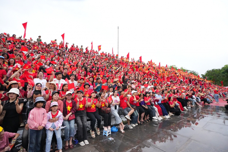 Hàng vạn người đội mưa xem duyệt đội ngũ, diễu hành chào mừng Ngày giải phóng Hải Phòng -0