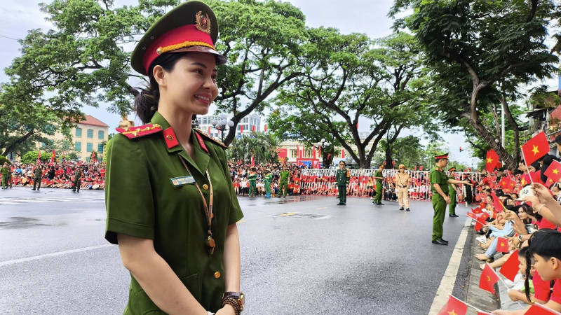 Hàng vạn người đội mưa xem duyệt đội ngũ, diễu hành chào mừng Ngày giải phóng Hải Phòng -0
