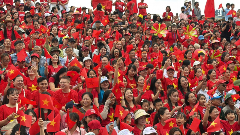 Hàng vạn người đội mưa xem duyệt đội ngũ, diễu hành chào mừng Ngày giải phóng Hải Phòng -0