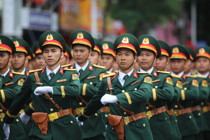 Hàng vạn người đội mưa xem duyệt đội ngũ, diễu hành chào mừng Ngày giải phóng Hải Phòng -0