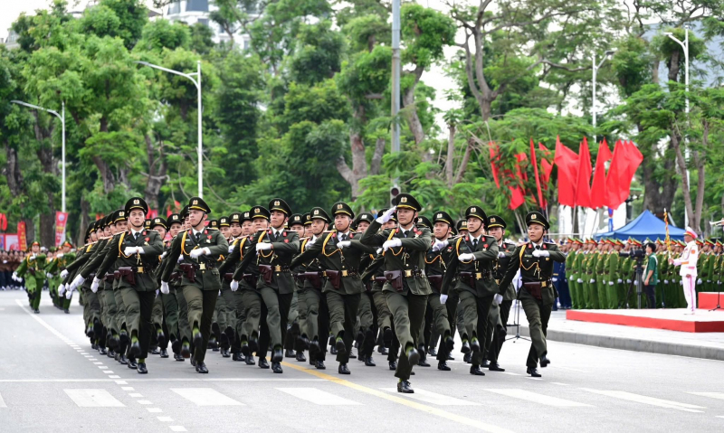 Hàng vạn người đội mưa xem duyệt đội ngũ, diễu hành chào mừng Ngày giải phóng Hải Phòng -0