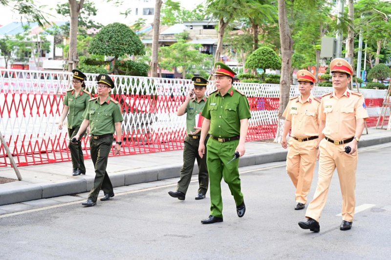 Hàng vạn người đội mưa xem duyệt đội ngũ, diễu hành chào mừng Ngày giải phóng Hải Phòng -0