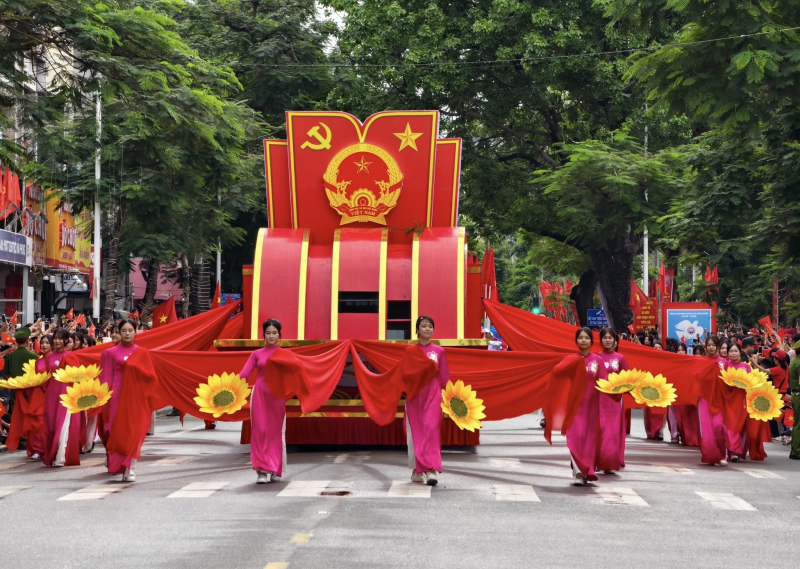 Hàng vạn người đội mưa xem duyệt đội ngũ, diễu hành chào mừng Ngày giải phóng Hải Phòng -0
