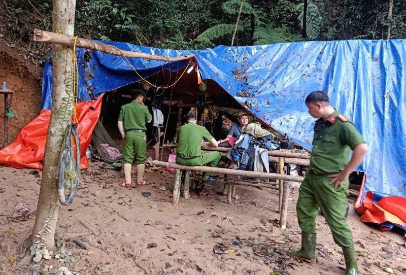 Cơn khát vàng giữa rừng sâu chưa hạ nhiệt -0