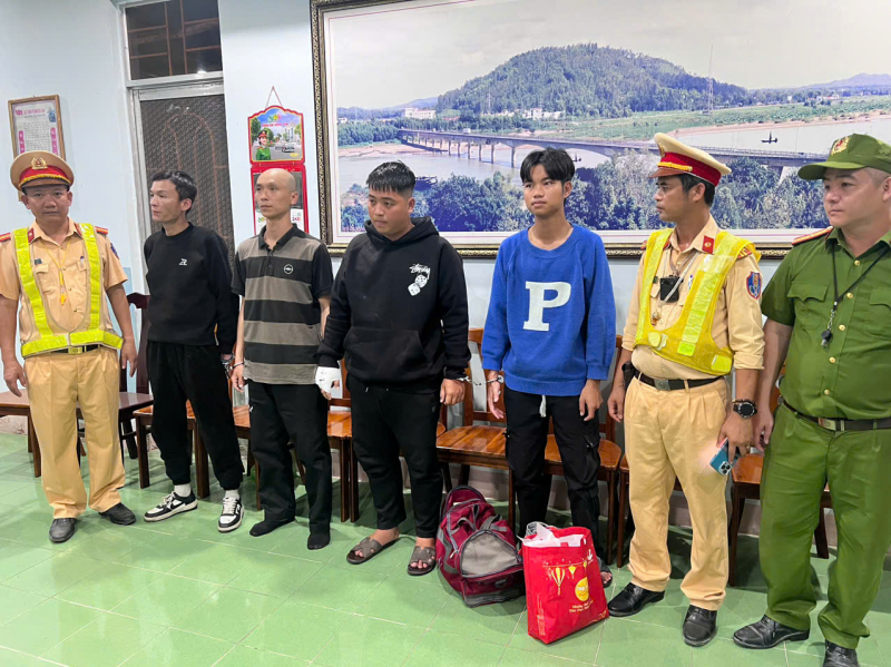 CSGT Công an tỉnh Quảng Ngãi bắt nhóm đối tượng gây án ở Lâm Đồng trên đường chạy trốn -0