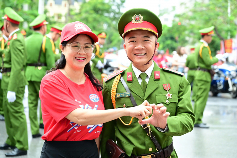 Hàng vạn người đội mưa xem duyệt đội ngũ, diễu hành chào mừng Ngày giải phóng Hải Phòng -0