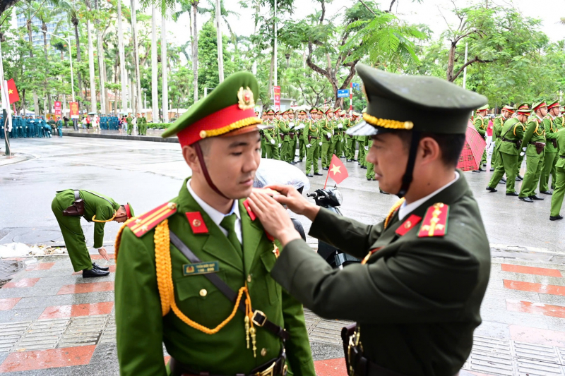 Hàng vạn người đội mưa xem duyệt đội ngũ, diễu hành chào mừng Ngày giải phóng Hải Phòng -0