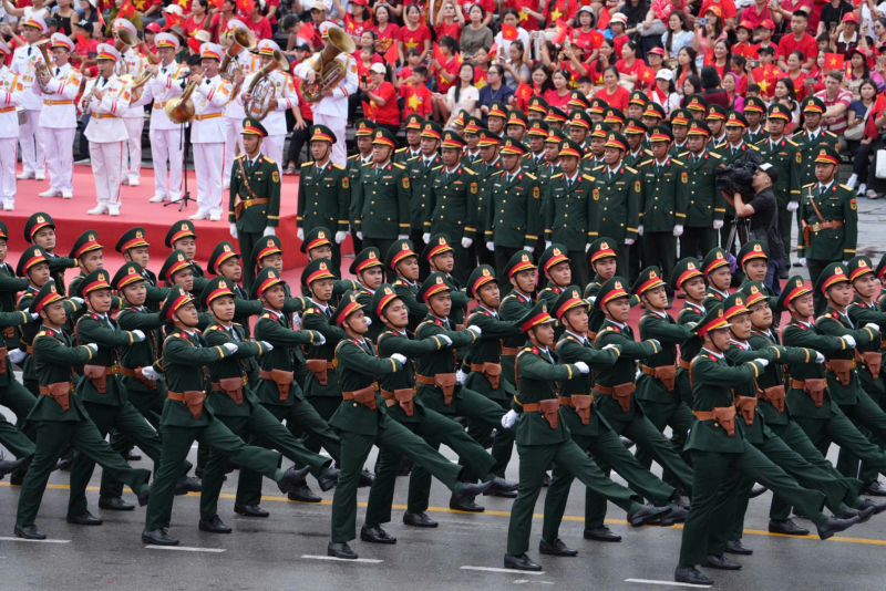 Hàng vạn người đội mưa xem duyệt đội ngũ, diễu hành chào mừng Ngày giải phóng Hải Phòng -0