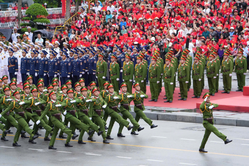 Hàng vạn người đội mưa xem duyệt đội ngũ, diễu hành chào mừng Ngày giải phóng Hải Phòng -0
