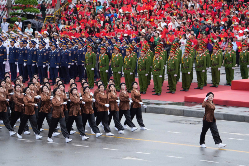 Hàng vạn người đội mưa xem duyệt đội ngũ, diễu hành chào mừng Ngày giải phóng Hải Phòng -0