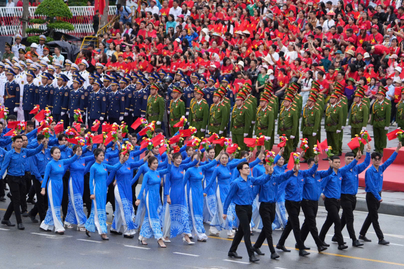 Hàng vạn người đội mưa xem duyệt đội ngũ, diễu hành chào mừng Ngày giải phóng Hải Phòng -0