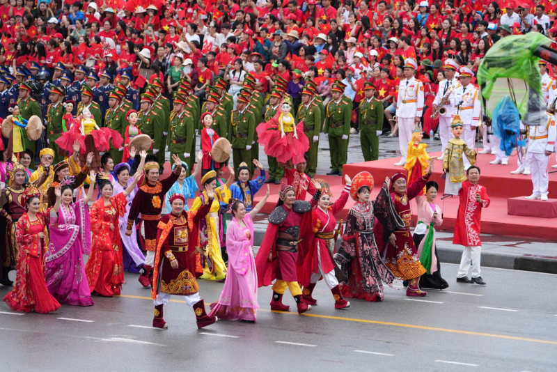 Hàng vạn người đội mưa xem duyệt đội ngũ, diễu hành chào mừng Ngày giải phóng Hải Phòng -0