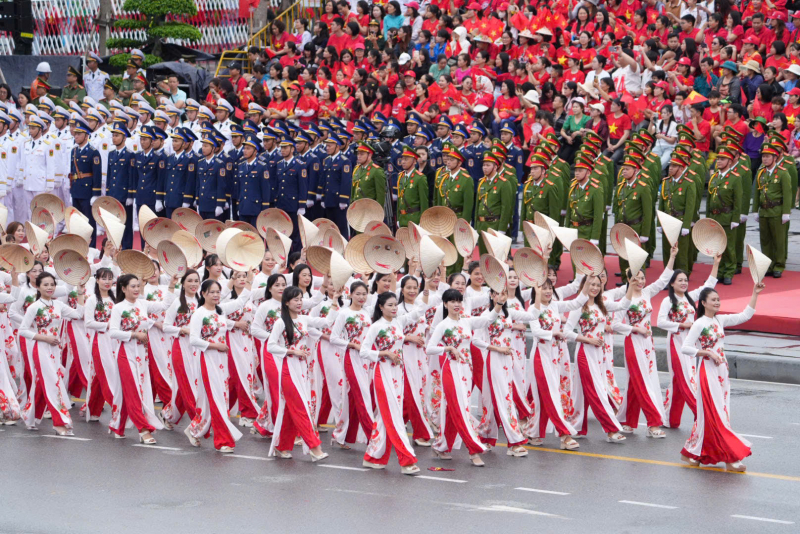Hàng vạn người đội mưa xem duyệt đội ngũ, diễu hành chào mừng Ngày giải phóng Hải Phòng -0