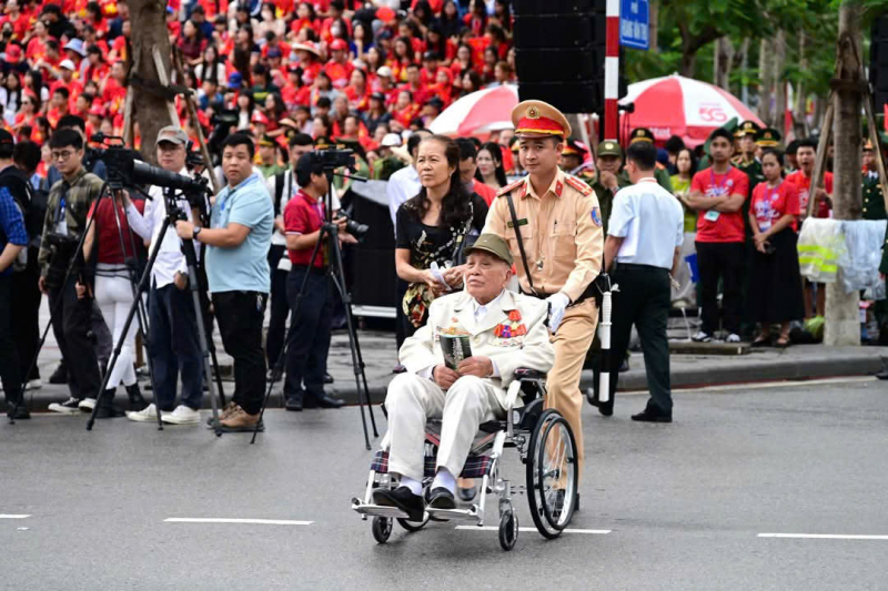 Hàng vạn người đội mưa xem duyệt đội ngũ, diễu hành chào mừng Ngày giải phóng Hải Phòng -0