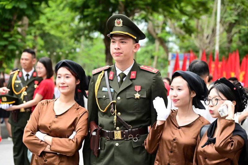 Hàng vạn người đội mưa xem duyệt đội ngũ, diễu hành chào mừng Ngày giải phóng Hải Phòng -0