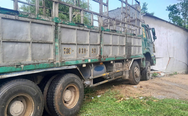 Xe ô tô tải tông sập nhà dân hai đứa trẻ thương vong -0