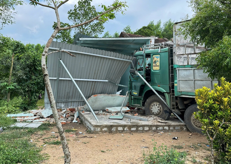 Tài xế xe tải tông sập nhà dân vừa bị truy tố về tội danh đánh bạc -0
