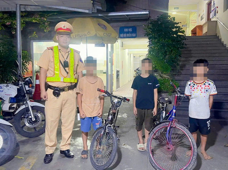 3 anh em họ rủ nhau đi chơi rồi bị lạc -0