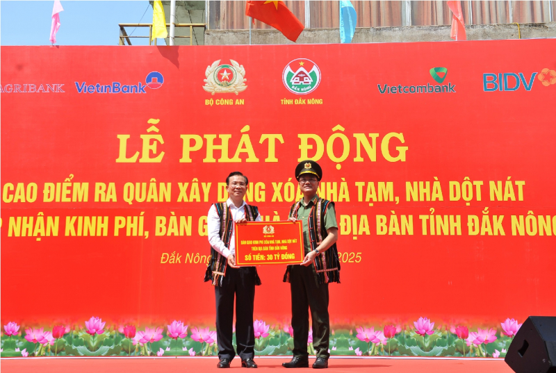 Bộ Công an trao kinh phí hỗ trợ tỉnh Đắk Nông xoá nhà tạm, nhà dột nát -0