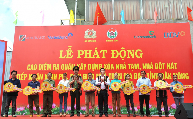 Bộ Công an trao kinh phí hỗ trợ tỉnh Đắk Nông xoá nhà tạm, nhà dột nát -0