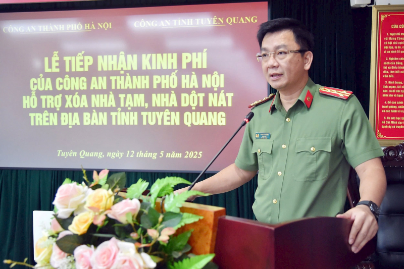 Công an Hà Nội trao tặng 3 tỷ đồng giúp Tuyên Quang xóa nhà tạm, dột nát -0