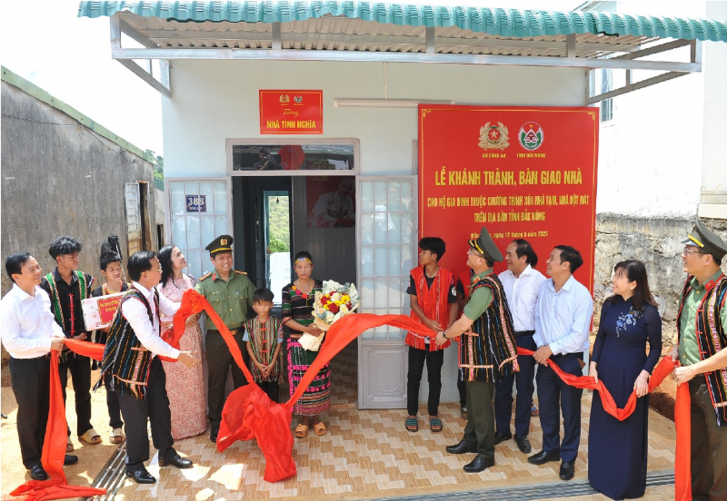 Bộ Công an trao kinh phí hỗ trợ tỉnh Đắk Nông xoá nhà tạm, nhà dột nát -0