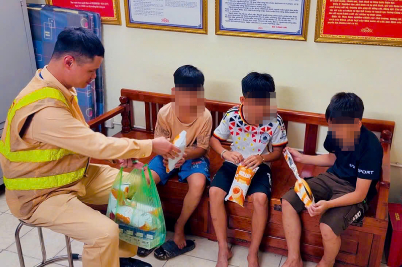 3 anh em họ rủ nhau đi chơi rồi bị lạc -0